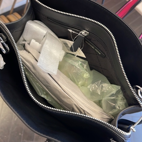 Michael Kors Sheila Medium Ombré Signature Logo Satchel
Black
NWT - Picture 8 of 16